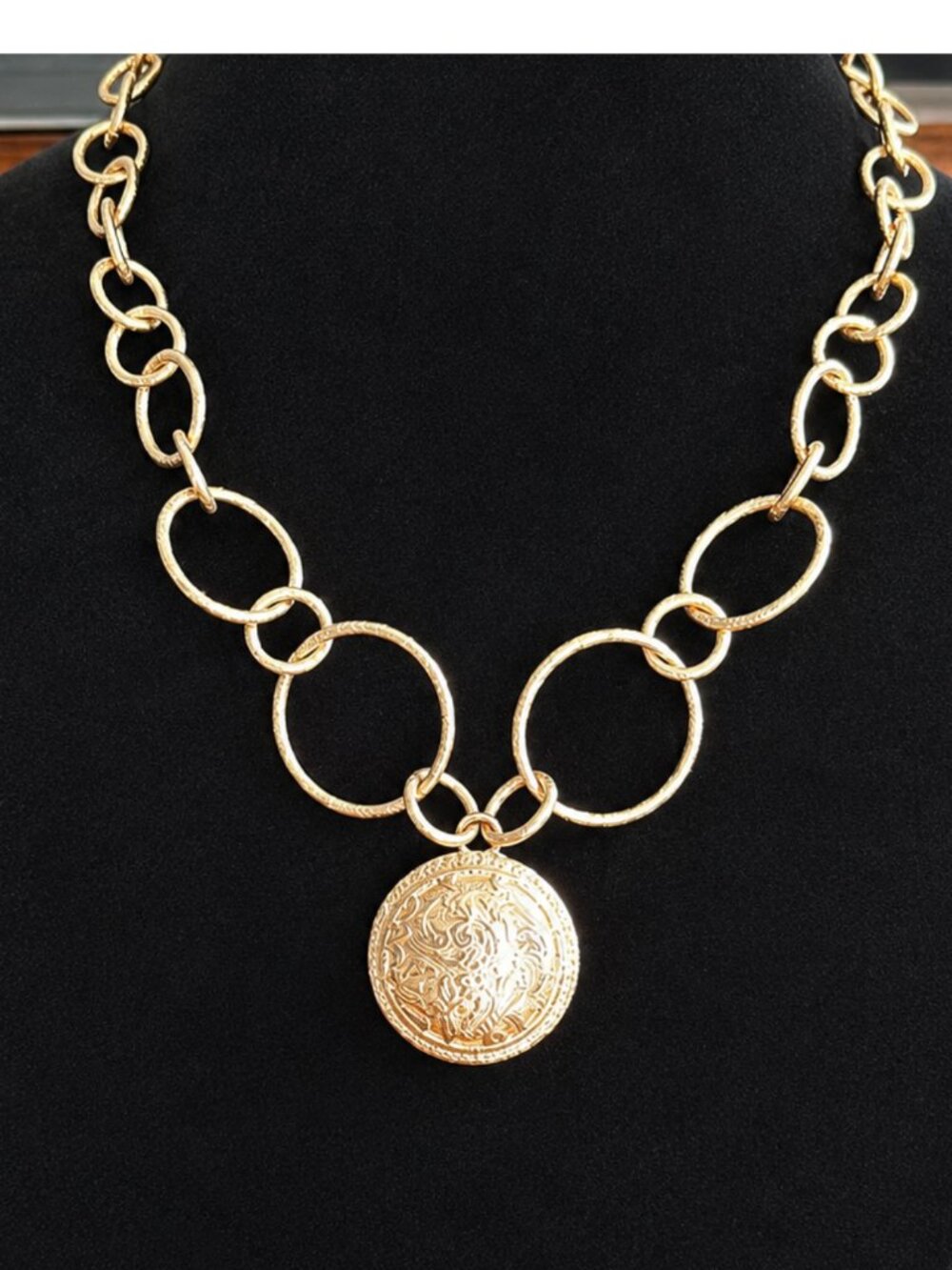 JL Italy Hammered Link Necklace with Medallion Pendant Statement Chain - Picture 3 of 5